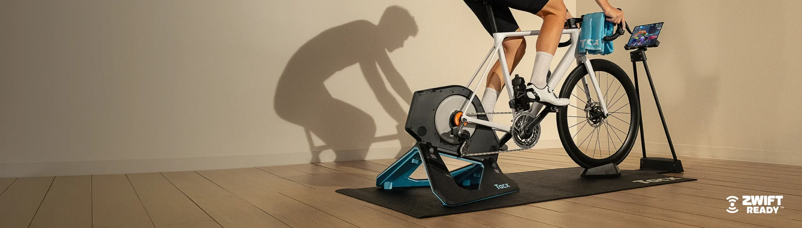 Potente rodillo para ciclismo en interior compatible con Zwift.